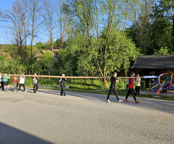 Aktuality / Stavanie mája v obci dňa 30.04.2024 o 18.00 hod. pred obecným úradom. - foto