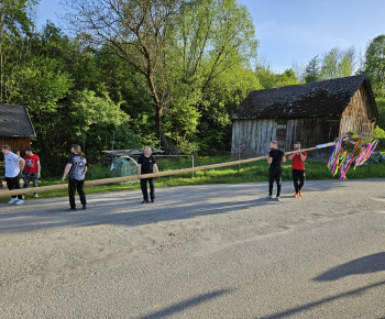 Aktuality / Stavanie mája v obci dňa 30.04.2024 o 18.00 hod. pred obecným úradom. - foto