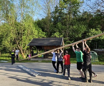 Aktuality / Stavanie mája v obci dňa 30.04.2024 o 18.00 hod. pred obecným úradom. - foto