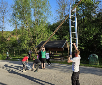 Aktuality / Stavanie mája v obci dňa 30.04.2024 o 18.00 hod. pred obecným úradom. - foto
